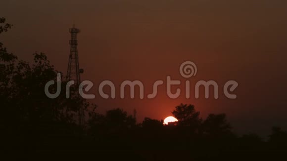 时间流逝印度通讯塔后面美丽的日落视频的预览图