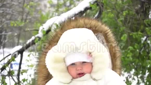 小女孩户外冬天下雪视频的预览图