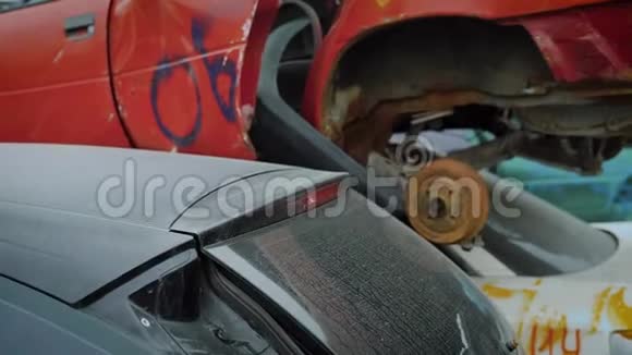 一辆破旧的旧汽车的一个生锈的后备箱的特写镜头运输工具在一个垃圾桶上用来装坏汽车视频的预览图