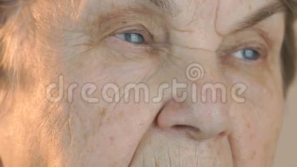老妇人脸上带着不安的表情视频的预览图