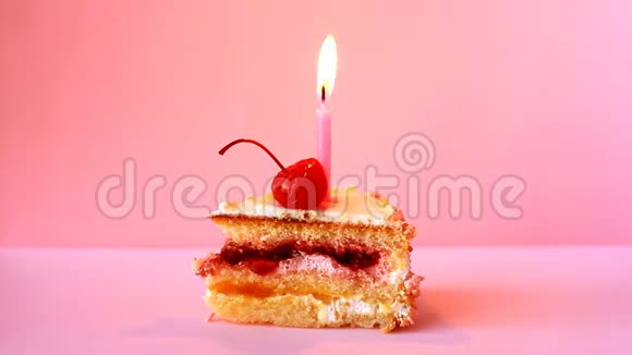 生日蛋糕与樱桃和燃烧蜡烛为生日在粉红色背景延时录像视频的预览图