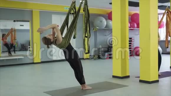 在飞行瑜伽中每个人都可以固定身体伸展身体的必要区域视频的预览图