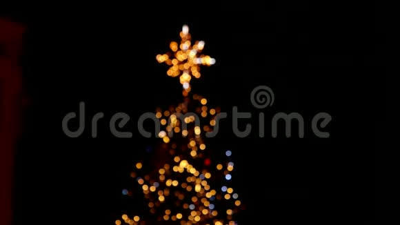 用闪烁的灯光驱散圣诞树视频的预览图