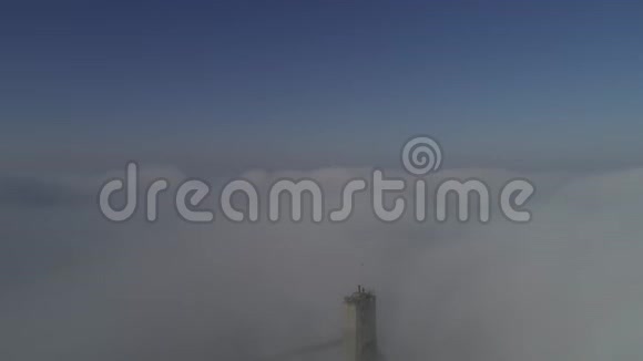 在浓雾中俯瞰基辅莫斯科夫斯基大桥的空中景色4k视频莫斯科桥视频的预览图