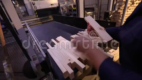 机为铣木梁两端制作家具面板自动化生产线视频的预览图