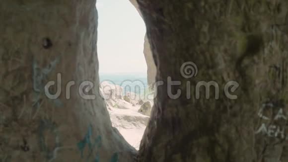 从悬崖圈的大洞看风景视频的预览图