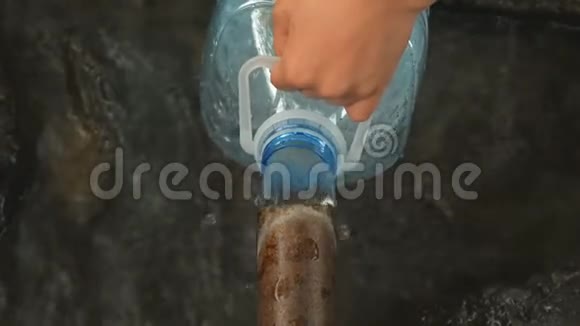人手将天然泉水倒入瓶中视频的预览图