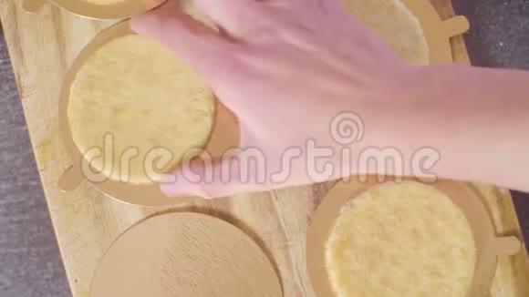 糕点师傅把圆饼放在饼架上的手视频的预览图