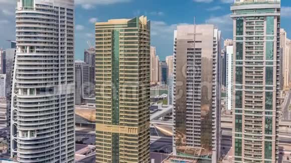 迪拜朱美拉湖塔区的住宅公寓和办公室视频的预览图