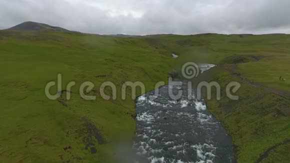雨水从冰岛的山谷和河流中流过安德列夫视频的预览图