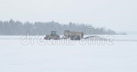 农业拖拉机在冬天给田地施肥视频的预览图