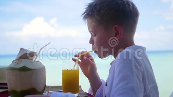 一个在露台上喝鸡尾酒的咖啡馆里的年轻人户外椰子水视频的预览图