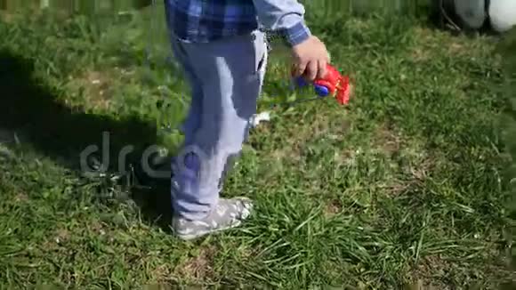 男孩跑过草地踢皮球户外运动足球视频的预览图