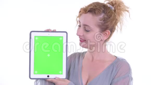 一张美丽的金发美女展示数码平板电脑的脸视频的预览图