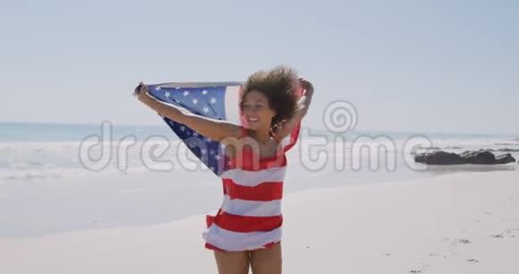 年轻女子在沙滩上拿着旗子跳舞视频的预览图