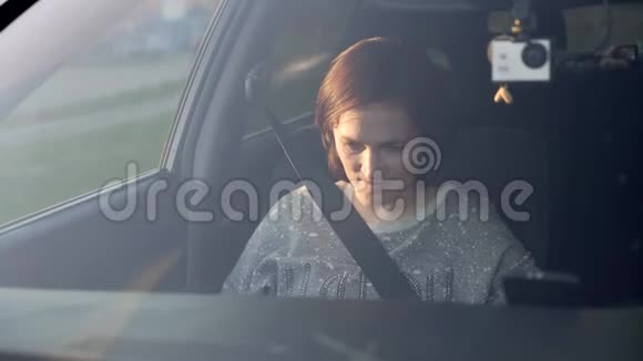 女商人在汽车沙龙里用笔记本电脑工作有笔记本电脑的女孩坐在车里视频的预览图