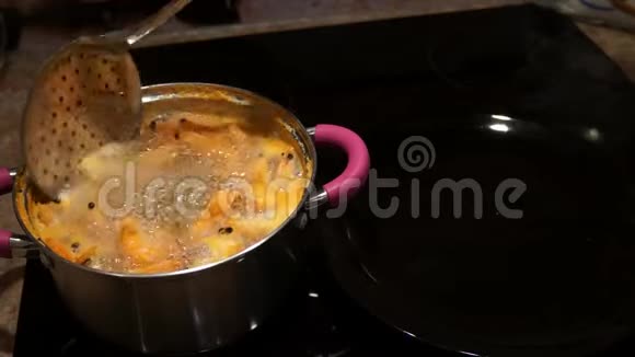 煮虾煮虾厨师煮虾视频的预览图