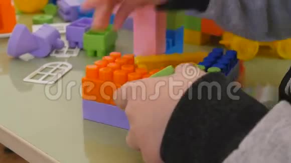孩子们在彩色立方体中玩耍儿童设计师的特写镜头视频的预览图