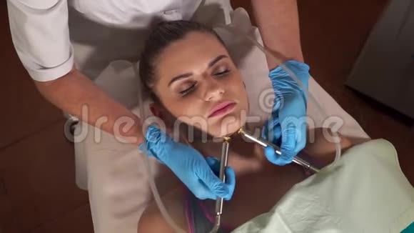 美容院的女病人生物气氧面部年轻化程序视频的预览图