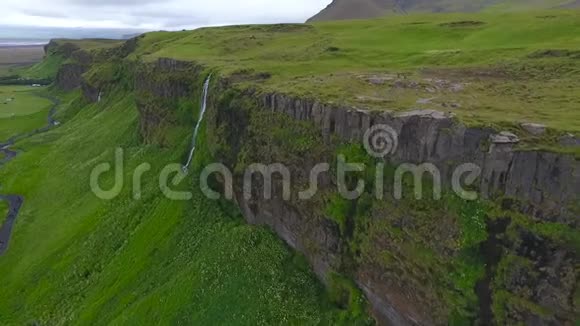 冰岛一块岩石上的一个不切实际的美丽瀑布安德列夫视频的预览图