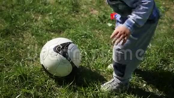 男孩跑过草地踢皮球户外运动足球视频的预览图