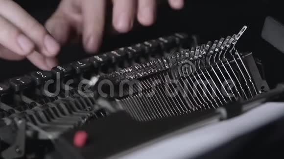 机制复古打字机手指打印文字关门视频的预览图