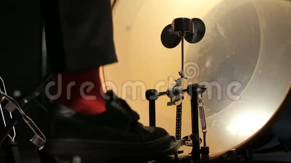 鼓手用踏板把节奏拍进低音鼓视频的预览图