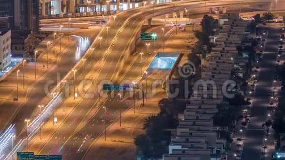 交通在朱美拉湖塔区的道路上的空中夜晚时间视频的预览图