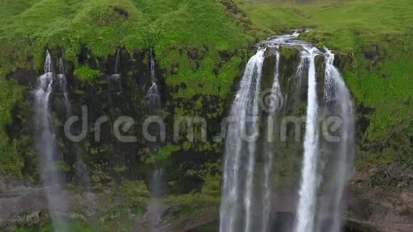 冰岛岩石上瀑布系统的特写安德列夫视频的预览图