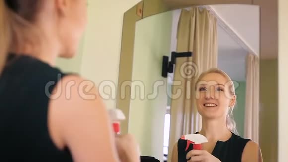 快乐的女佣打扫镜子视频的预览图
