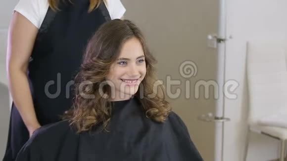 专业理发师发型师为少女整理发型视频的预览图