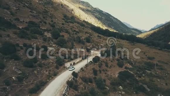 暑假顶景车吉普车沿着蜿蜒的公路山区行驶视频的预览图