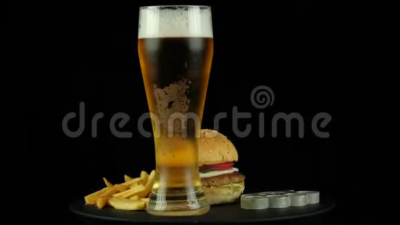 汉堡啤酒美味铁指节视频的预览图