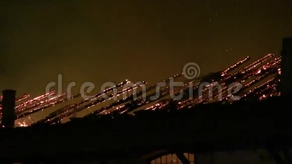 晚上仓库里发生火灾视频的预览图