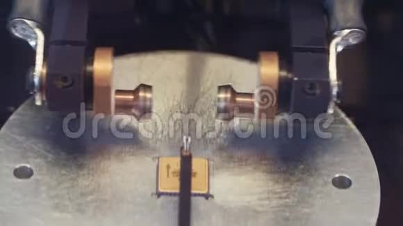 冷焊机加工微芯片视频的预览图
