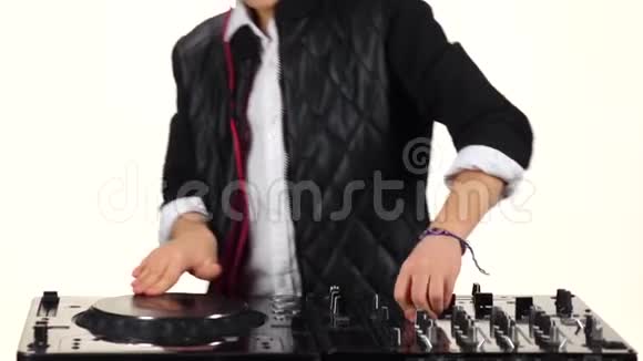 微笑男孩DJ在耳机上播放乙烯基慢动作视频的预览图