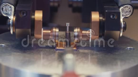 冷焊机加工微芯片视频的预览图