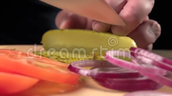 厨师用刀子切蔬菜视频的预览图