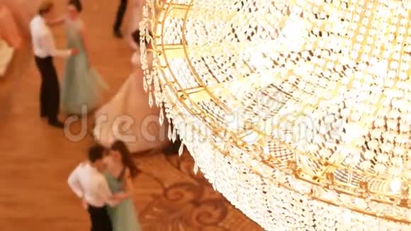 情侣们穿着老式的舞会服装跳着华尔兹舞视频的预览图