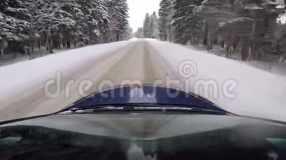冬天在乡间小路上快速驾驶汽车从车顶上看视频的预览图