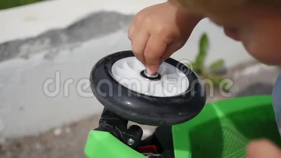 一只小手转动自行车的车轮特写视频的预览图
