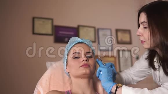 女人的脸被注射了美容院视频的预览图