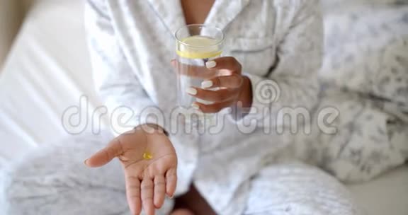 女人在床上吃药视频的预览图
