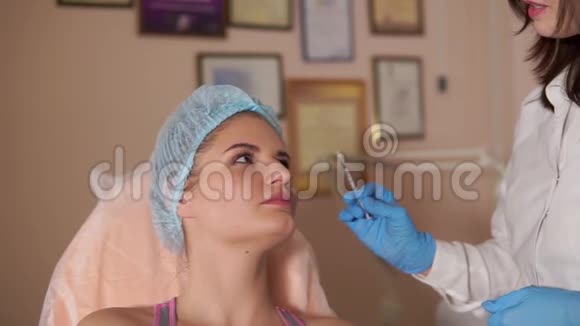 面部注射和咨询女性患者回春注射视频的预览图