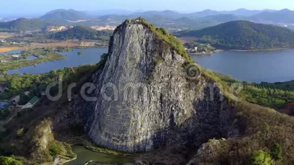 泰国芭堤雅2019年5月18日大金佛画在悬崖上巨大的绘图空中观景视频的预览图