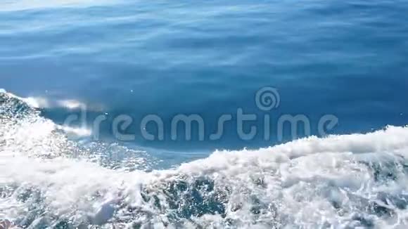 美丽的深蓝色地中海海水海浪游轮在欧洲度假环境与自然视频的预览图