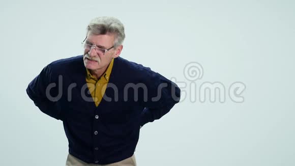 一个年长的男人有着白色背景的背痛视频的预览图