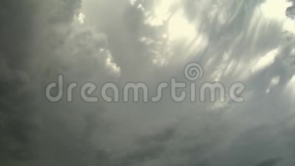 天空中形成灰色的云视频的预览图