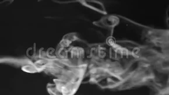 黑色背景上一行白烟视频的预览图