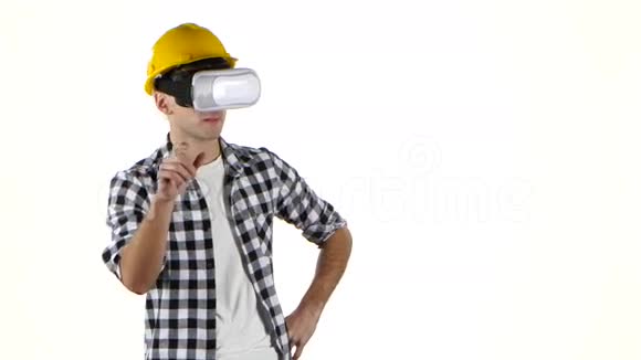 黄色头盔工程师在vr眼镜的帮助下工作视频的预览图
